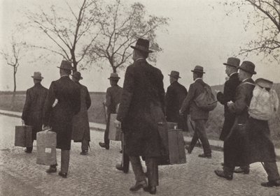 Němečtí železničáři vyhnaní z Porúří za účast na kampani občanské neposlušnosti během francouzské okupace, srpen 1923 (čb foto) od Photographer German