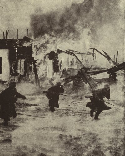 Němečtí vojáci postupující skrz hořící ruiny Rotterdamu po jeho bombardování Luftwaffe, druhá světová válka, květen 1940 (čb foto) od Photographer German