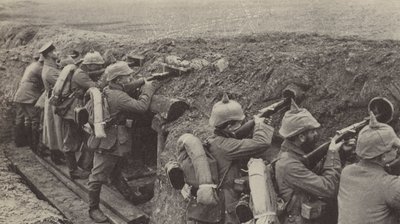 Němečtí vojáci v zákopech ve Flandrech střílející střílnami vyrobenými z malých dřevěných beden a kanalizačních trubek (č/b foto) od Photographer German