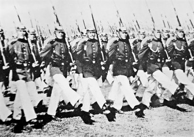 Německé jednotky na přehlídce před císařem, 28. srpna 1911 (černobílé foto) od Photographer German