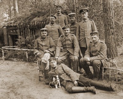 Skupina německých vojáků se psem od Photographer German