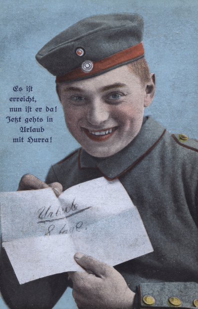 Šťastný německý voják s oznámením o odchodu (barevná fotografie) od Photographer German