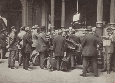Hyperinflace ve Výmaru Německo: členové veřejnosti stojící ve frontě před Reichsbank v Berlíně s kufry na své peníze, červenec 1923 (čb foto) od Photographer German