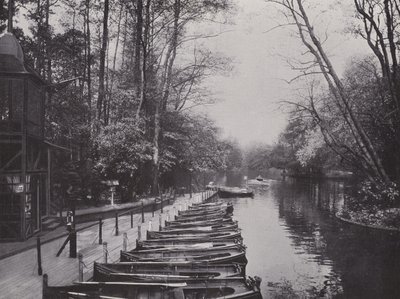 V Tiergarten, lodní stanice u Neuen See (černobílá fotografie) od Photographer German