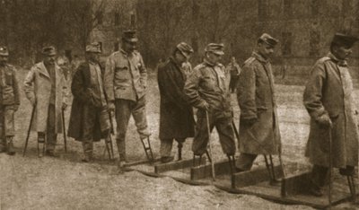 V nemocnici Brest-Litovsk: zmrzačení Rakušané cvičící chůzi s umělými končetinami, z „The Illustrated War News“, 26. července 1916 (sépiová fotografie) od Photographer German