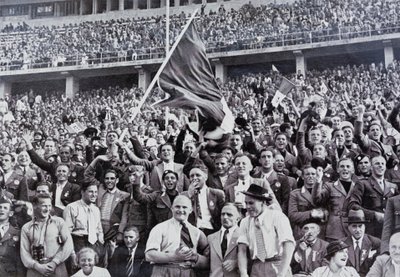 Italští fanoušci podporují své sportovce na stadionu na olympijských hrách v Berlíně, Německo od Photographer German