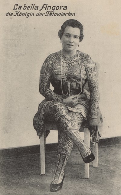 La Bella Angora, královna tetování (černobílá fotografie) od Photographer German