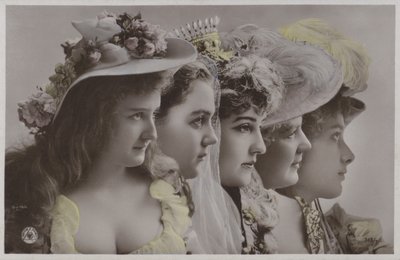 Řada žen v historických šatech (barevné foto) od Photographer German