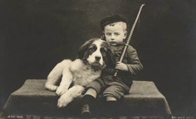 Malý chlapec se psem (černobílá fotografie) od Photographer German
