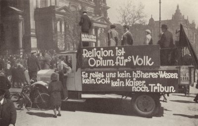 Nákladní automobil pomazaný komunistickými hesly v ulicích Berlína v Německu od Photographer German