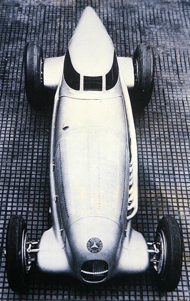 Speciál Mercedes Benz „Rekordwagen“, který vytvořil rychlostní rekord na dálnici (černobílá fotografie) od Photographer German