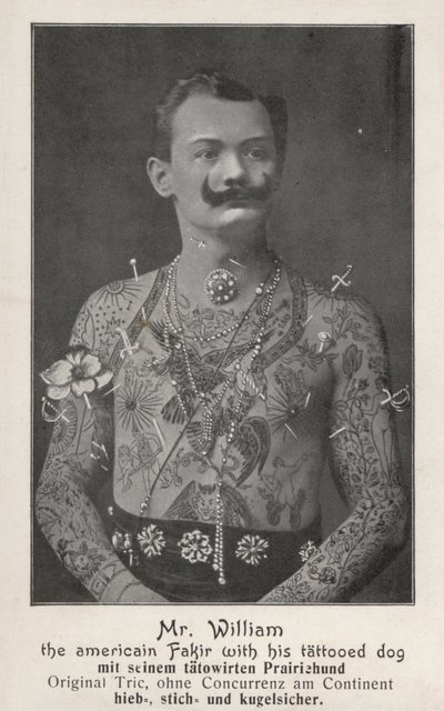 Pan William, americký fakír se svým tetovaným psem (černobílá fotografie) od Photographer German