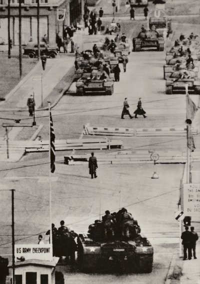 října 1961, Berlín Friedrichstrasse (černobílé foto) od Photographer German