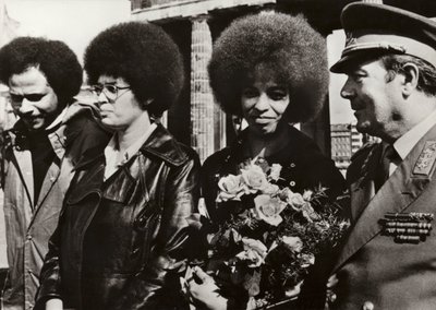 Dne 11. září 1972 byla statečná americká komunistka a obránkyně občanských práv Angela Davisová srdečně přivítána vojáky Národní lidové armády Německé demokratické republiky u Braniborské brány (č/b foto) od Photographer German