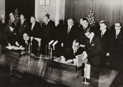 Dne 26. května 1972 byla v hlavním městě NDR, Berlíně, podepsána dopravní smlouva, první státní smlouva mezi Německou demokratickou republikou a Spolkovou republikou Německo (č/b foto) od Photographer German