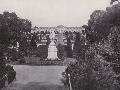 Postupim, pomník Fridricha Velikého a pohled na palác Sanssouci (černobílá fotografie) od Photographer German