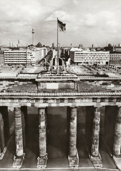 Chráněno bezpečnými hranicemi, výstavba hlavního města NDR pokračuje (č/b foto) od Photographer German