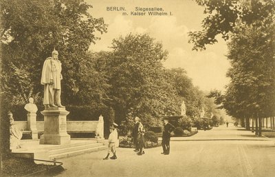 Siegesallee a socha císaře Viléma I., Berlín (č/b foto) od Photographer German