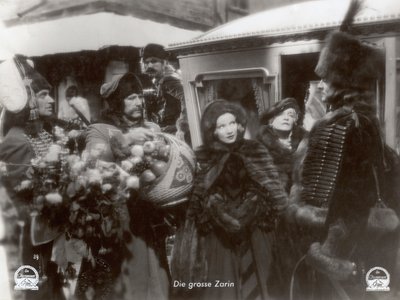 Záběr z filmu "The Scarlet Empress" s Marlene Dietrichovou od Photographer German