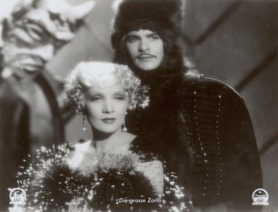 Záběr z filmu "The Scarlet Empress" s Marlene Dietrich a Johnem Lodgem od Photographer German