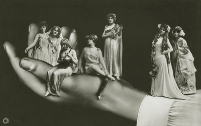 Surrealistická ruka držící různé ženy (černobílá fotografie) od Photographer German