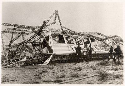 Ruiny Zeppelinu LZ10 "Schwaben" po jeho zničení dne 28. června 1912 (černobílé foto) od Photographer German