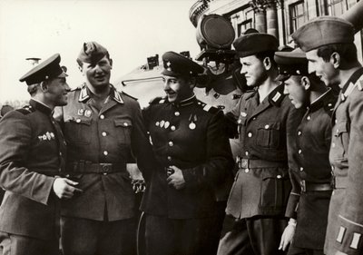 Vojáci Národní lidové armády udržují úzké přátelství s vojáky sovětské armády (č/b foto) od Photographer German