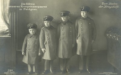 Synové korunního prince Wilhelma z Německa ve vojenské uniformě (č/b foto) od Photographer German