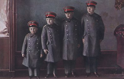 Synové korunního prince Wilhelma z Německa ve vojenské uniformě (foto) od Photographer German