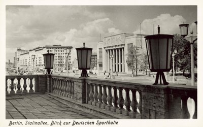 Pohled na Deutsche Sporthalle, Stalinallee, východní Berlín, 50. léta 20. století (černobílá fotografie) od Photographer German