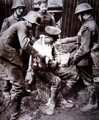 Německý zdravotník z 1. světové války ošetřující zraněného britského vojáka na západní frontě od Photographer German