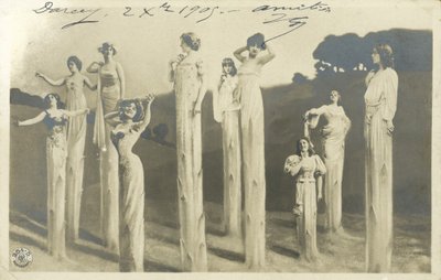 Ženy na chůdách oblečené jako chřest (černobílá fotografie) od Photographer German