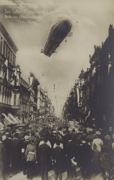 Zeppelin LZ III letící nad Friedrichstrasse v Berlíně (č/b foto) od Photographer German