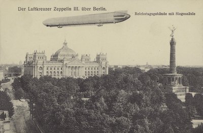 Zeppelin LZ III letící nad Berlínem (černobílá fotografie) od Photographer German