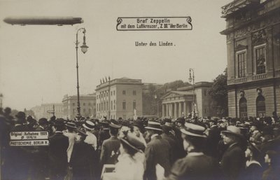 Zeppelin LZ III letící nad Unter den Linden v Berlíně od Photographer German