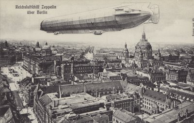Vzducholoď Zeppelin letící nad Berlínem (černobílá fotografie) od Photographer German