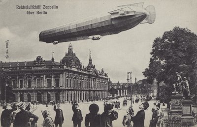 Vzducholoď Zeppelin letící nad Berlínem (černobílá fotografie) od Photographer German