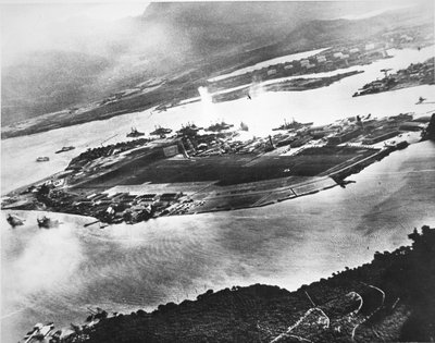 Letecký pohled na Ford Island a Battleship Row, Pearl Harbor, 7. prosince 1941 (černobílá fotografie) od Photographer Japanese