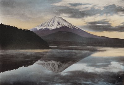 Japonsko, kolem roku 1912: Mount Fuji z jezera Shoji (foto) od Photographer Japanese