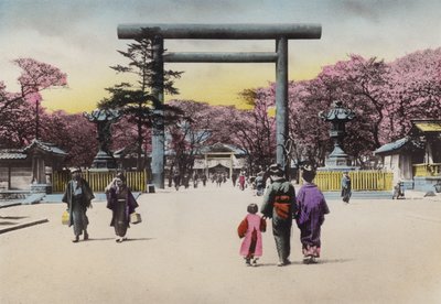 Japonsko, kolem roku 1912: Obrovská bronzová Torii pro Shokonsha neboli svatyně vzývající duchy pro mrtvé vojáky v národních problémech, Tokio (foto) od Photographer Japanese