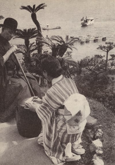 Japonský obchodník a jeho sekretářka si dělají těsnopisné poznámky (černobílá fotografie) od Photographer Japanese