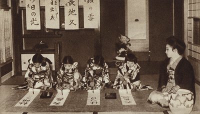 Japonské školačky píšící štětci ve třídě mateřské školy (černobílá fotografie) od Photographer Japanese