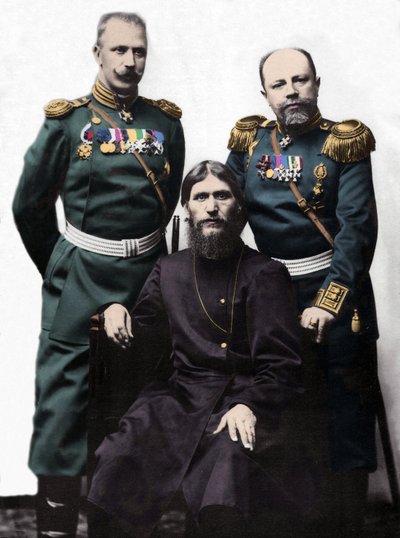 Grigorij (Grigory) lefimovič Novykh, známý jako Rasputin (Rasputin) (1869-1916) s kapitánem von Lohmanem, a princ plukovník Putyatin. (Zleva doprava: princ Michail Putyatin, Grigory Rasputin a plukovník D Loman) od Photographer Russian