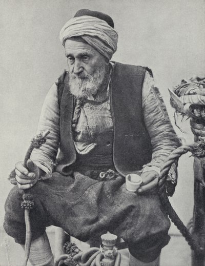 Rolník kouří vodní dýmku, Izmir, Turecko (černobílá fotografie) od Photographer Turkish