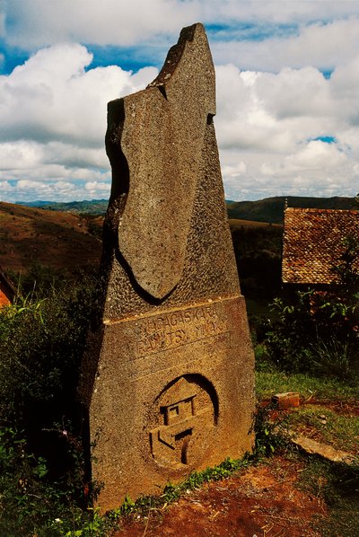 Stéla zobrazující Madagaskar, Ambohimanga, Madagaskar od Blaise Nicolas Le Sueur