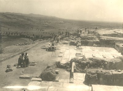 Pohled na vykopávky paláce Phaistos, italská archeologická mise pod vedením Luigiho Perniera a Federica Halbherra, Kréta, Řecko od Blaise Nicolas Le Sueur