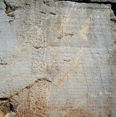 Stěna s nápisy poblíž Apollónův chrám, Delphi (Seznam světového dědictví UNESCO od Blaise Nicolas Le Sueur