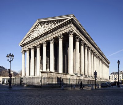 Pohled na kostel Madeleine, neoklasicistního stylu, památník hledaný v roce 1806 Napoleonem I. jako chrám se slávou Velké Armée přeměněný v roce 1845 na kostel (foto) od Pierre Alexandre Vignon