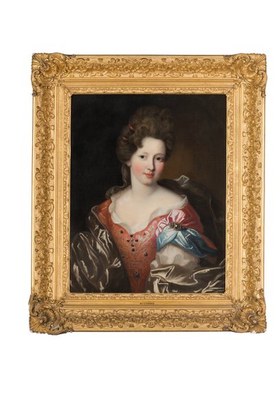 Portrét Madame Valentinousové, poloviční, v červených vyšívaných šatech s modrošedým přehozením od Pierre Mignard