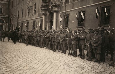 Album "The GM R. Army (World War I)": vojenské jednotky v ulici ve městě Ravenna slavnostně vyzdobené trikolórou na oknech (č/b foto) od Pietro Bezzi